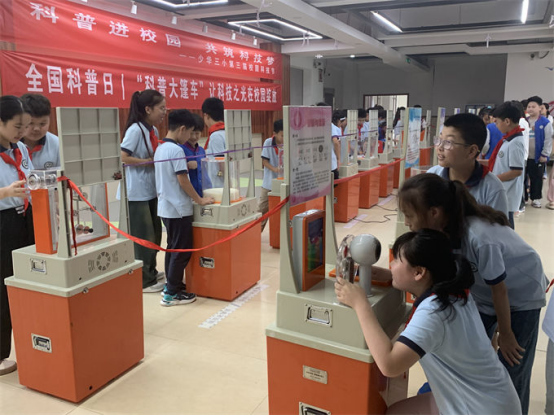 泉山区全国科普日活动--“科普大篷车”让科技之光在少华三小绽放183.png