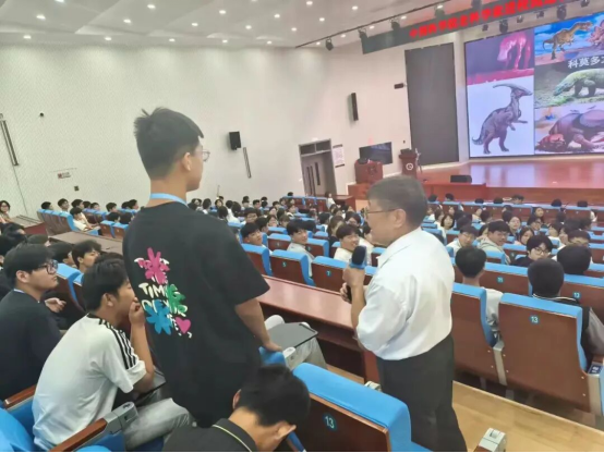 中国科学院老科学家进校园巡讲活动收官1093.png