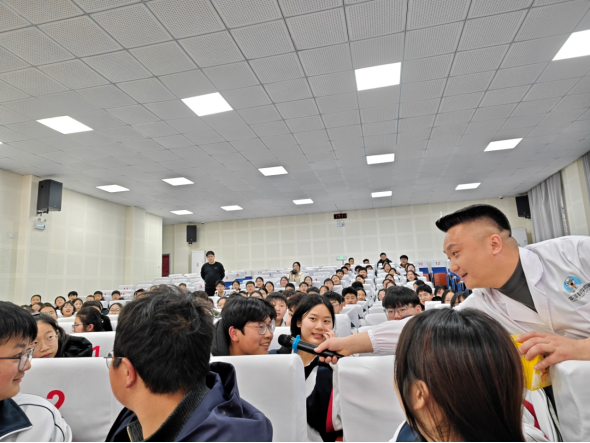 沛县科协组织开展趣味科普实验课进校园活动666.png 沛县科协组织开展趣味科普实验课进校园活动666.png