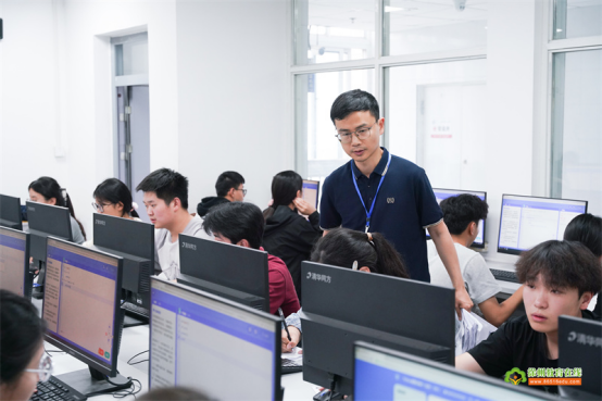 以赛促学，点燃编程热情——第三十七届江苏省青少年科技创新大赛创意编程选拔赛在铜山中专举行433.png
