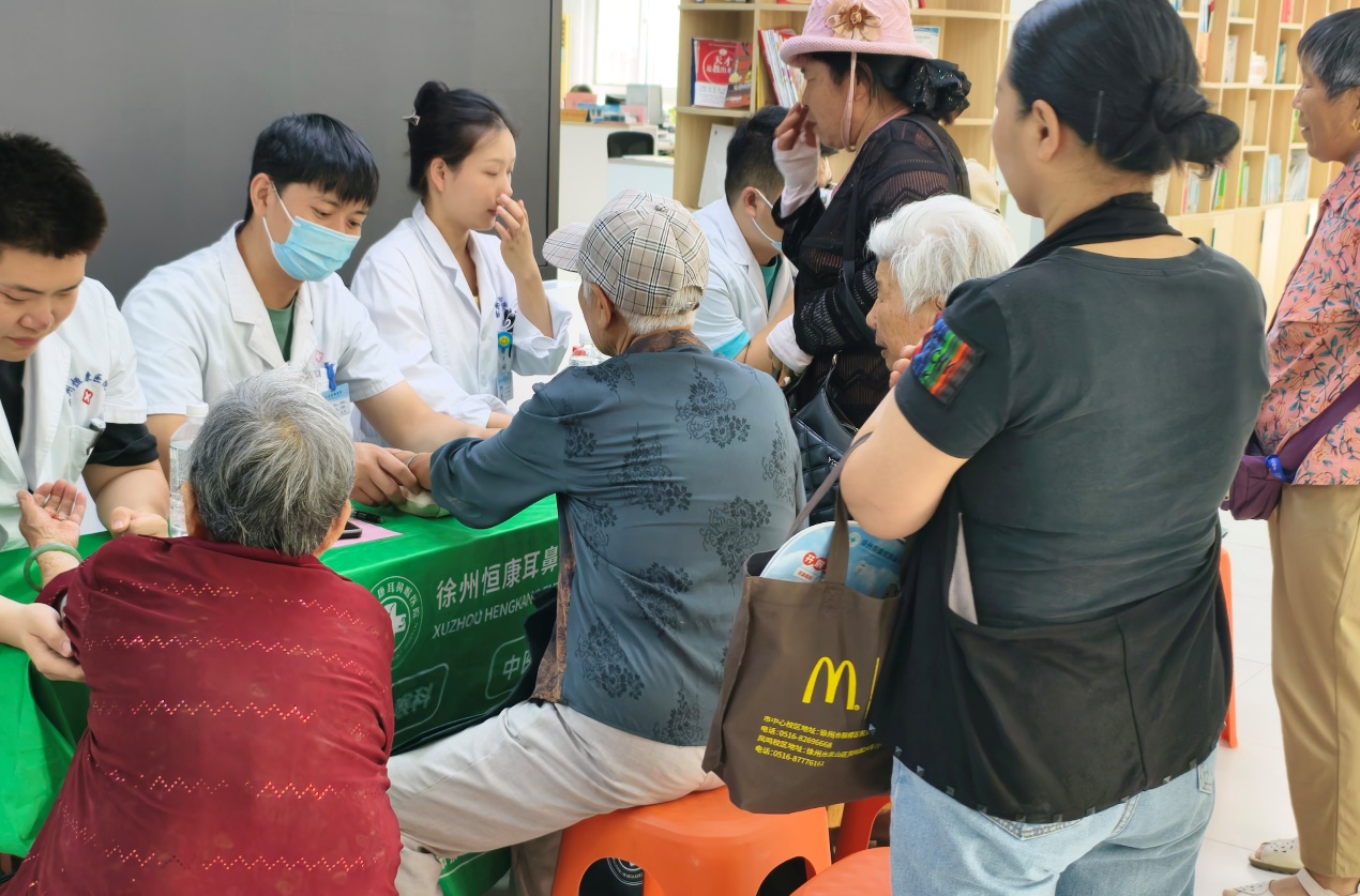 泉山区碧水湾社区开展爱心健康义诊科普活动